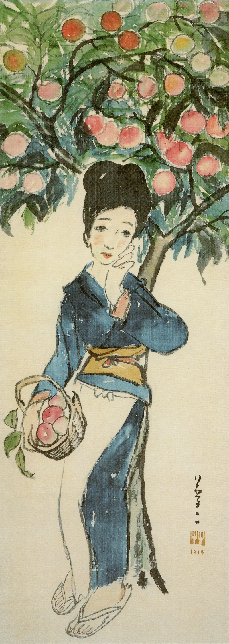Una mujer con kimono azul está de pie bajo un manzano con una cesta de manzanas rojas, en una hoja alta y estrecha.