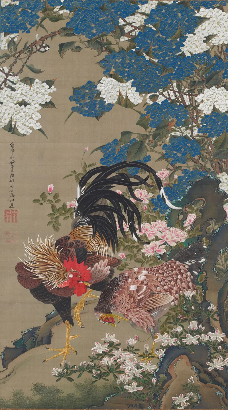 Simulación de Gallo y gallina con hortensias en un marco negro fino. Un gallo de cresta roja y largas plumas negras en la cola se posa sobre una roca junto a una gallina marrón, bajo un macizo de hortensias azules y blancas sobre un fondo de seda gris pardo.